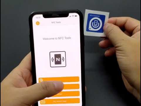 Một người đang tự lập trình thẻ NFC trắng bằng điện thoại